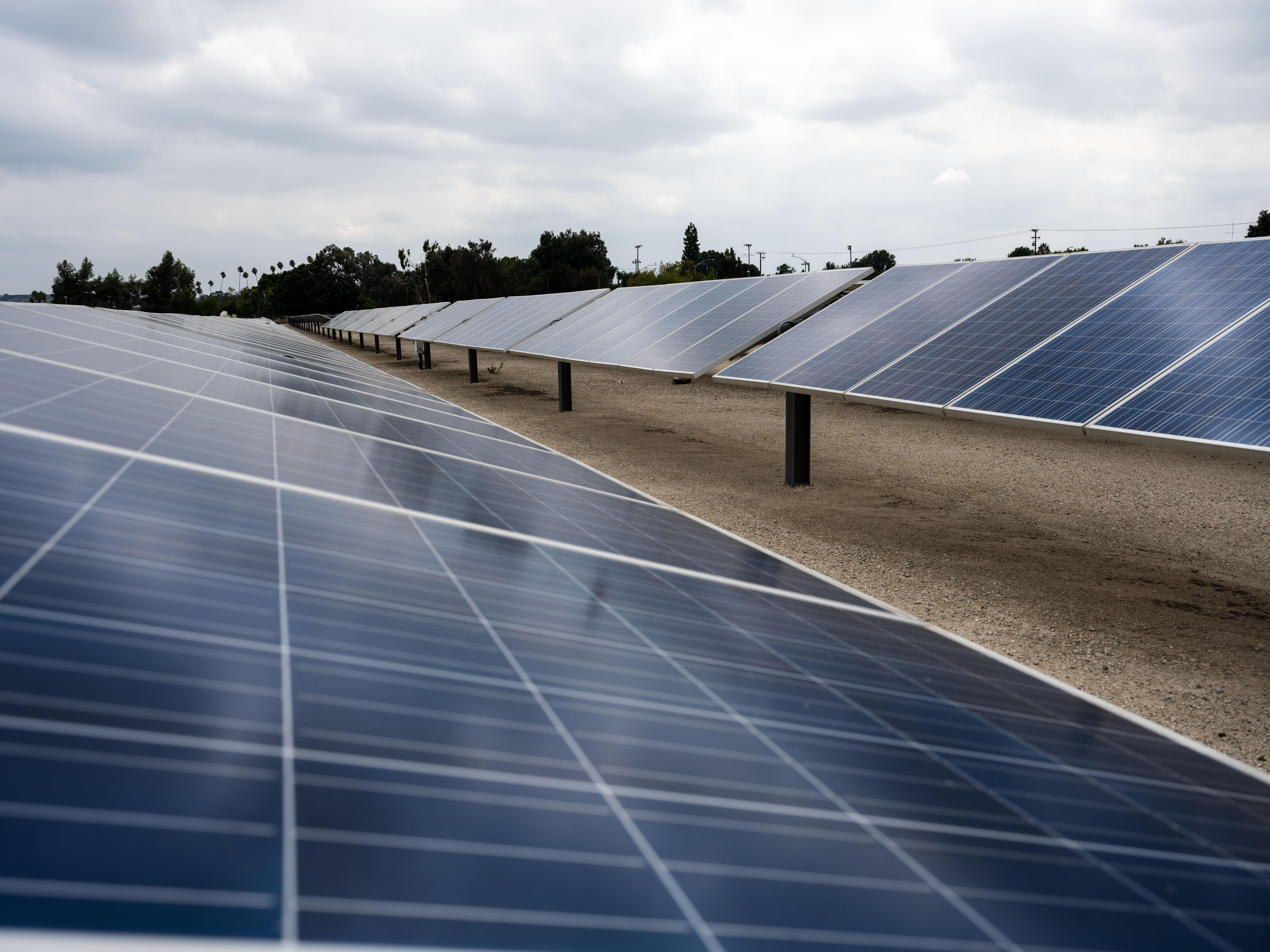 阴天，在大都会设施拍摄的太阳能电池板.